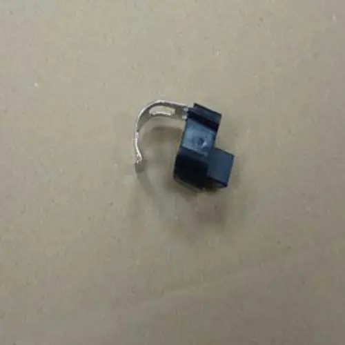 Temperatursensor von Remeha, erkennbar durch eine schwarze Kunststoffbasis und ein metallisches, gebogenes Anschlussteil, auf neutralem Hintergrund.